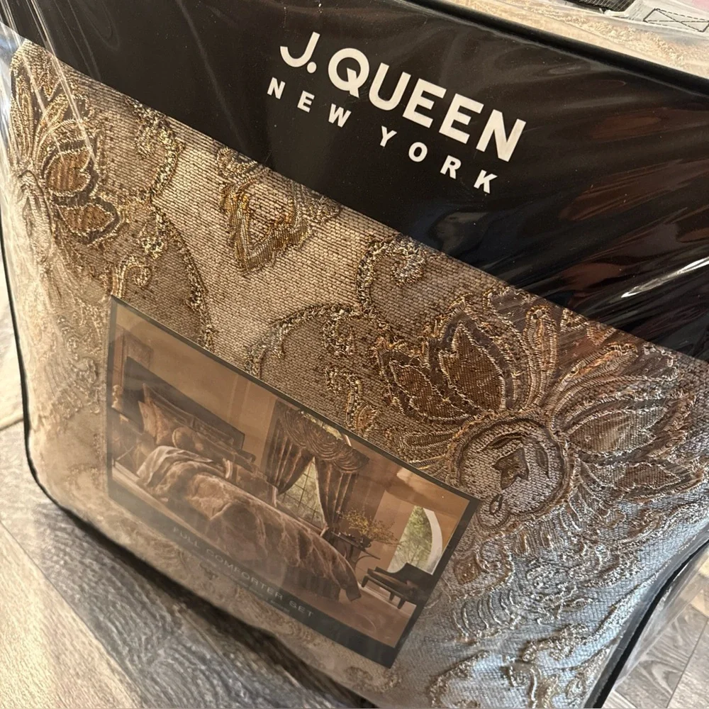 J. Queen New York Full Size Comforter Set Woodbury new